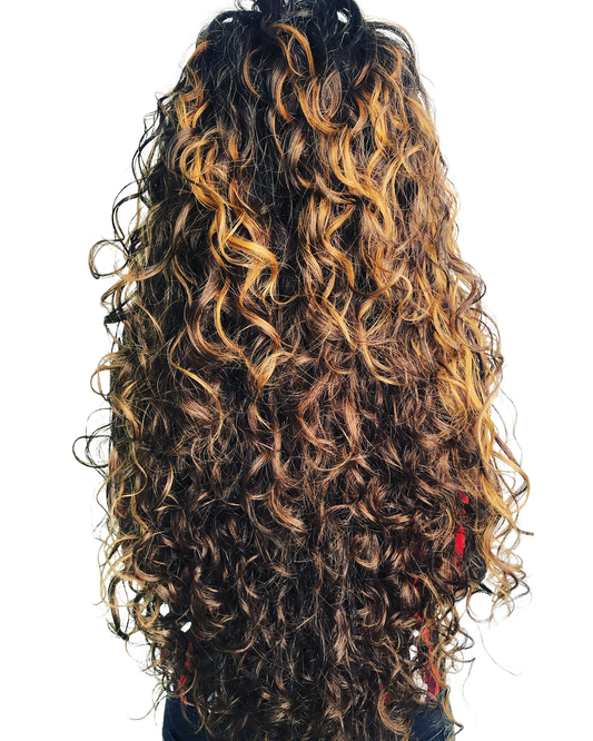 Cheveux texturés : pourquoi sont-ils plus secs ?